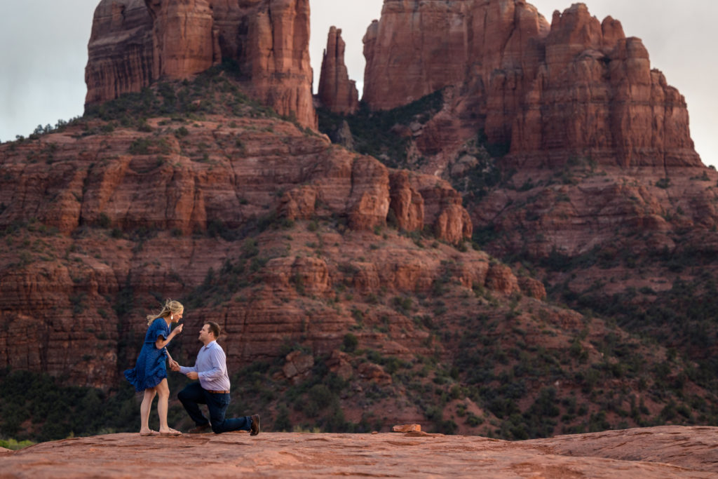 man proposing in front of cathedral rock in sedona