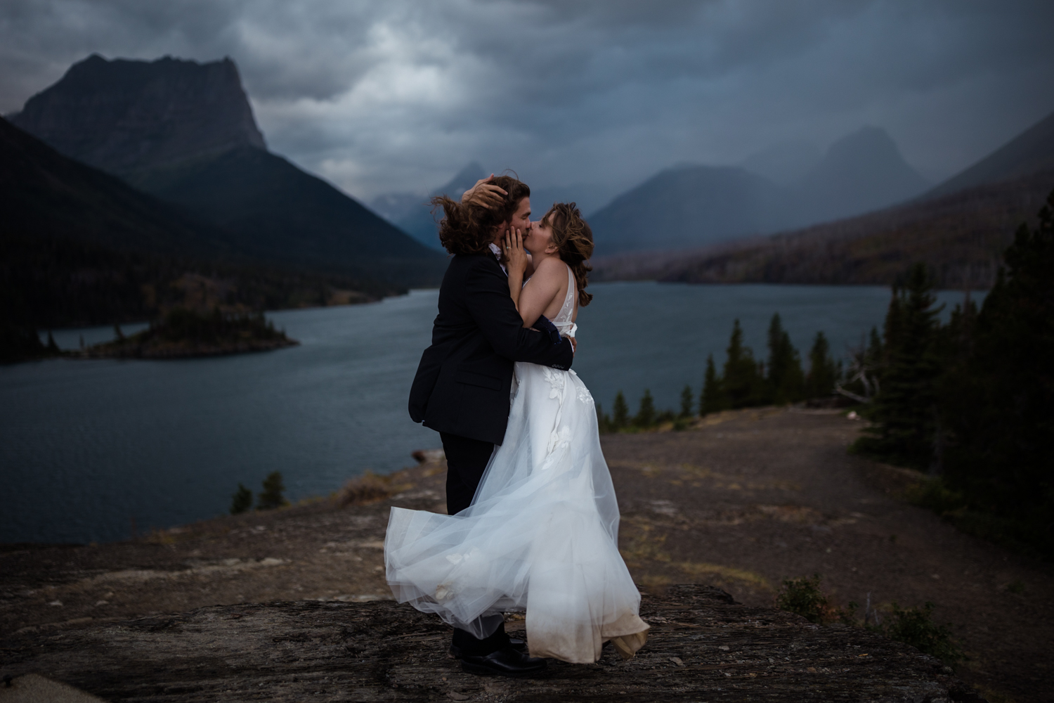 bride and groom eloping in galcier national park