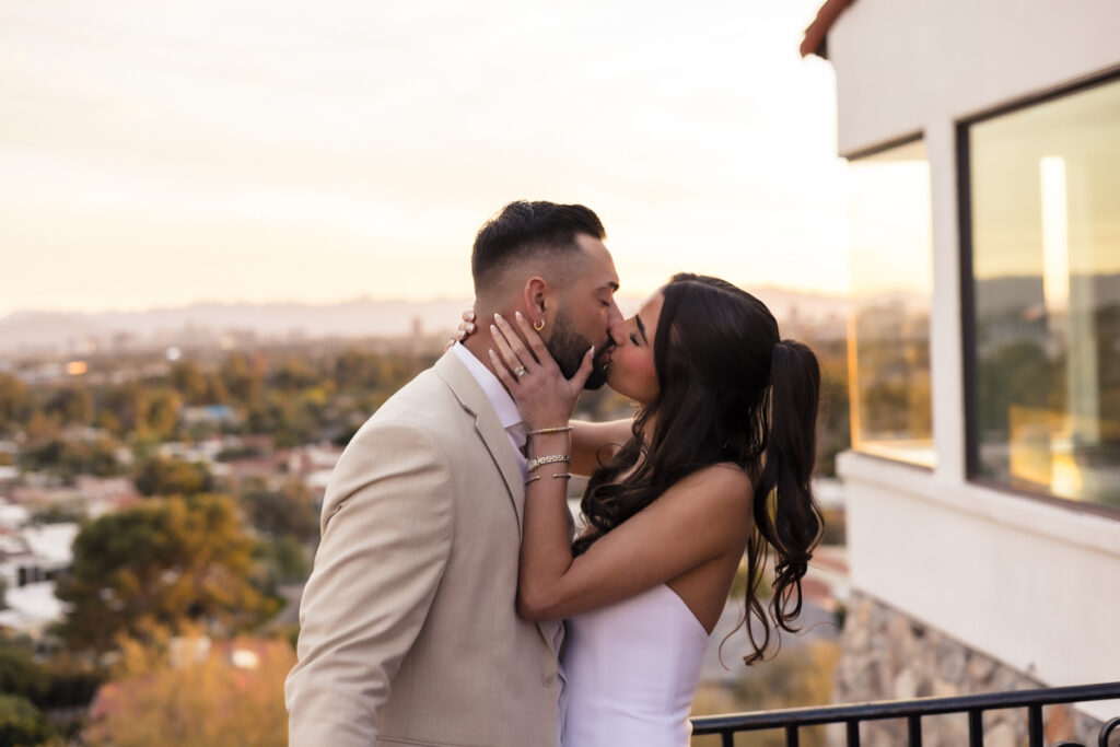 couple kissing on balcony at wrigley mansion